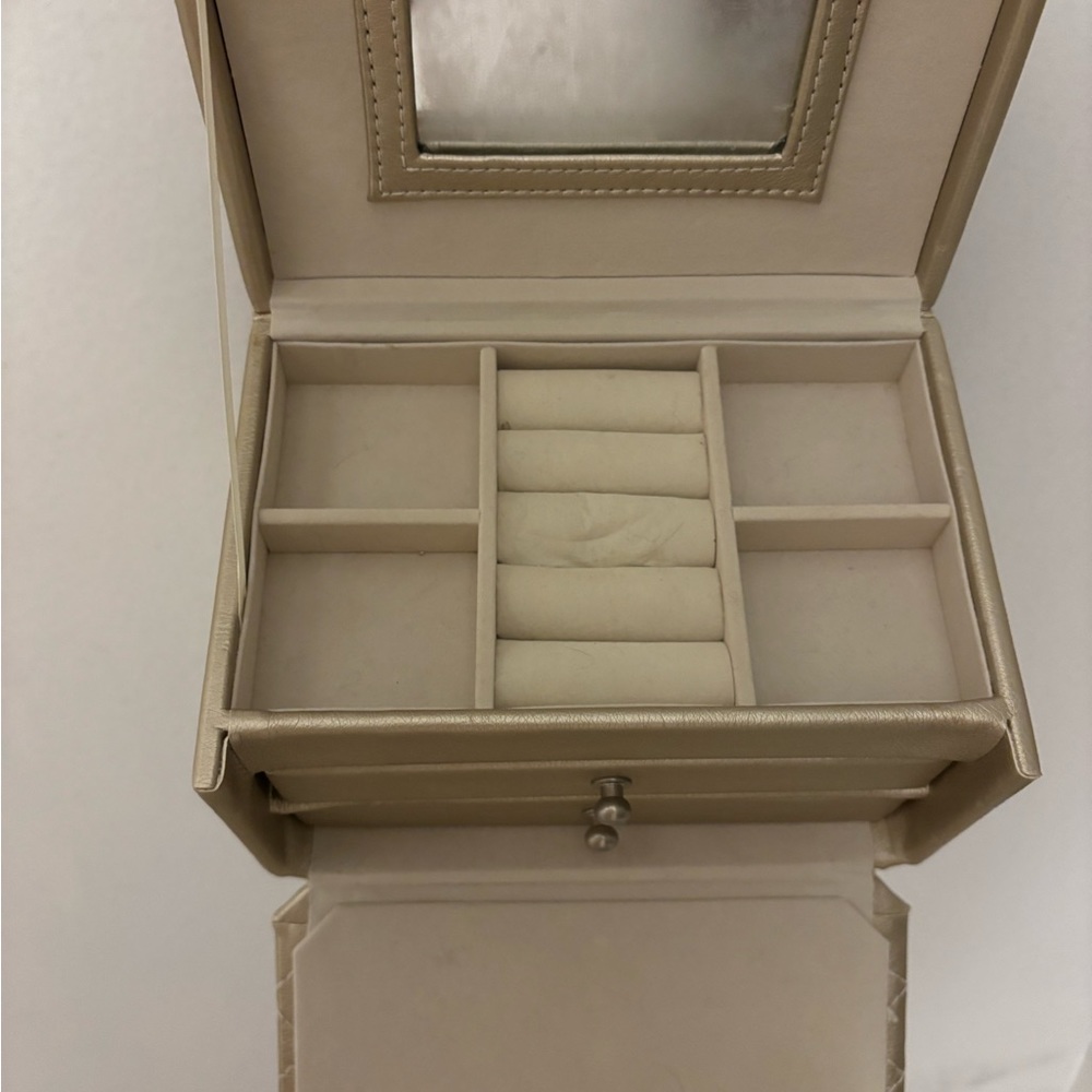 NEVER USED JEWELRY BOX - Picture 5 of 5